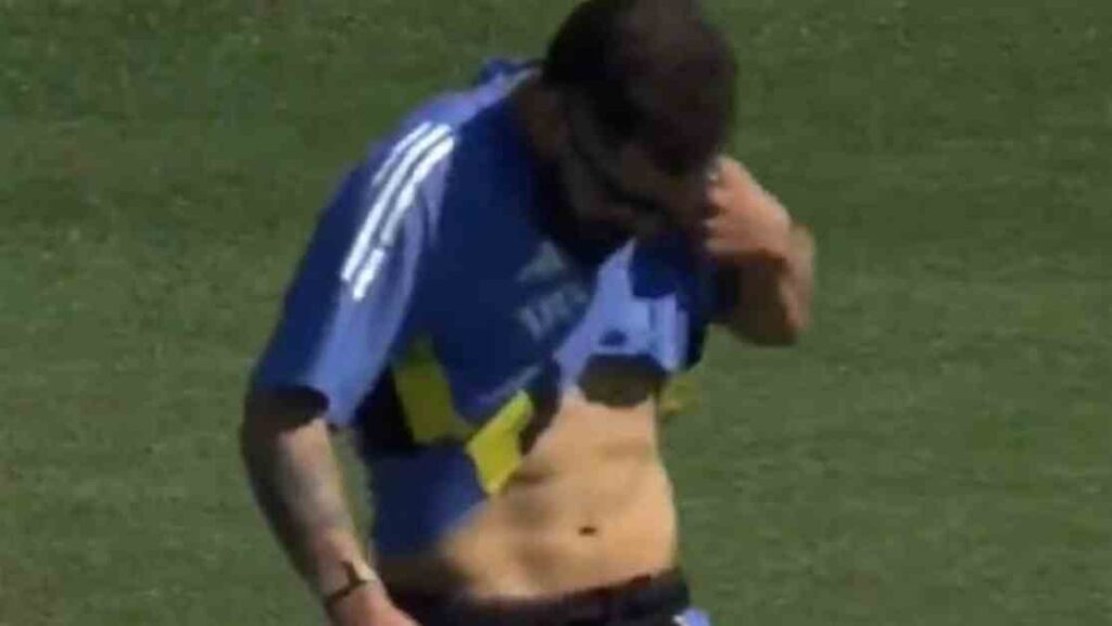 Virat Kohli Casually Checks Out His Six Pack Abs On The Sidelines Of