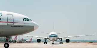 Do Airplanes Have Windshield Wipers? The Truth Behind Aircraft Safety Do Airplanes Have Windshield Wipers? The Truth Behind Aircraft Safety