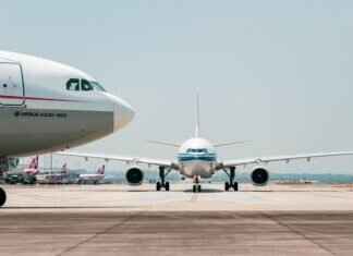 Do Airplanes Have Windshield Wipers? The Truth Behind Aircraft Safety Do Airplanes Have Windshield Wipers? The Truth Behind Aircraft Safety