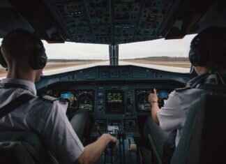 Do Planes Have Windshield Wipers? How They Keep Pilots Safe Do Planes Have Windshield Wipers? How They Keep Pilots Safe
