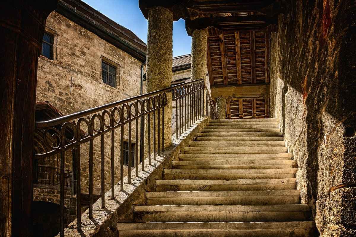 Emma Stone Cruella: The Role That Took Her Career to New Heights 1 How Did Emma Stone Prepare for the Role of Cruella?