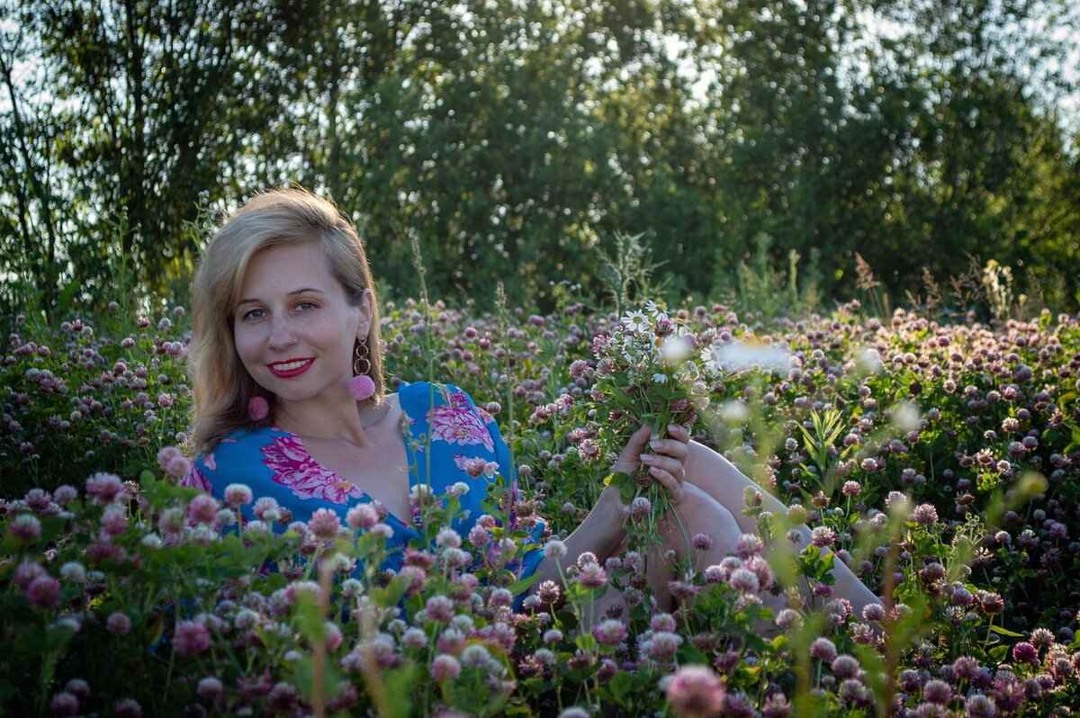 What Are the Key Elements of Emma Stoned's Wardrobe?