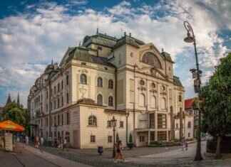 How Bengali Folk Theatre Jatra Still Captivates Audiences How Bengali Folk Theatre Jatra Still Captivates Audiences