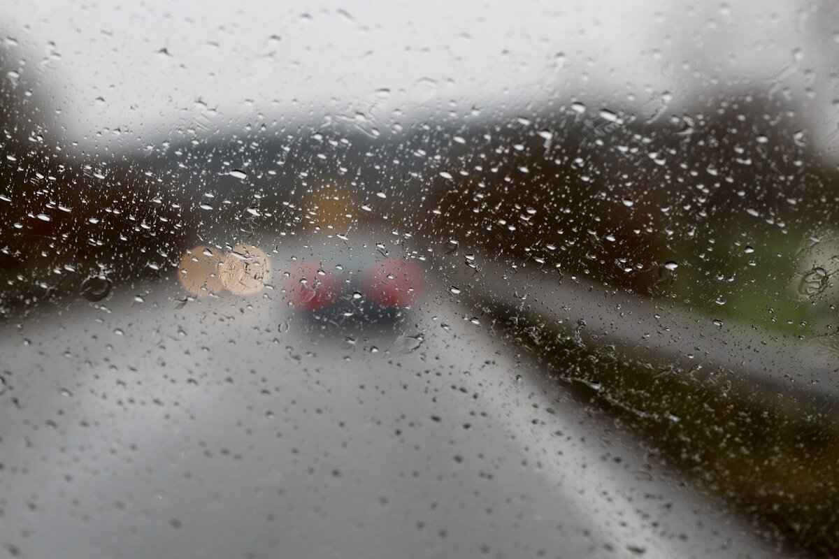 What Factors Affect Windshield Wiper Lifespan?