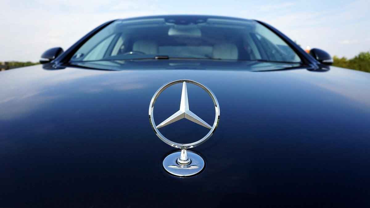 How Much Does It Cost to Repaint the Hood of a Car? 2 Types of Paint Used for Car Hoods