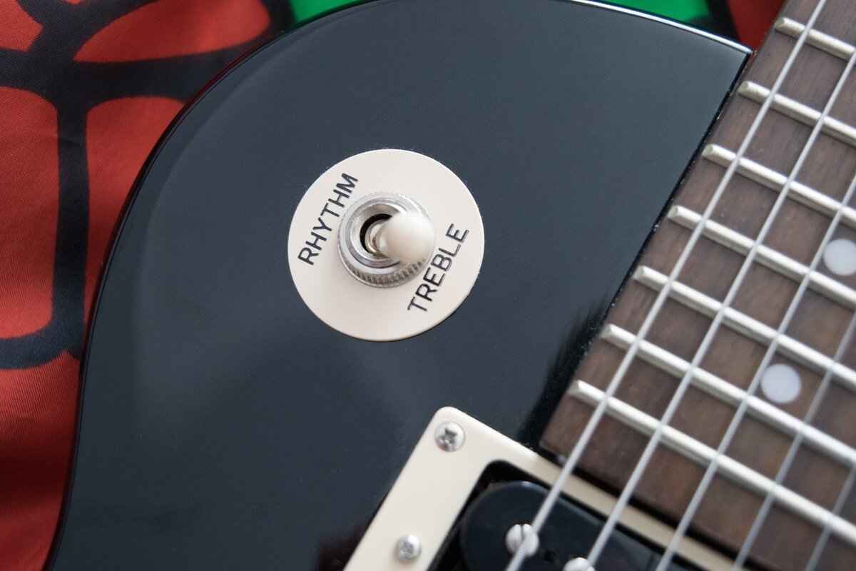 How Much Does It Cost to Restring a Guitar? 4 Cost Breakdown: String Prices