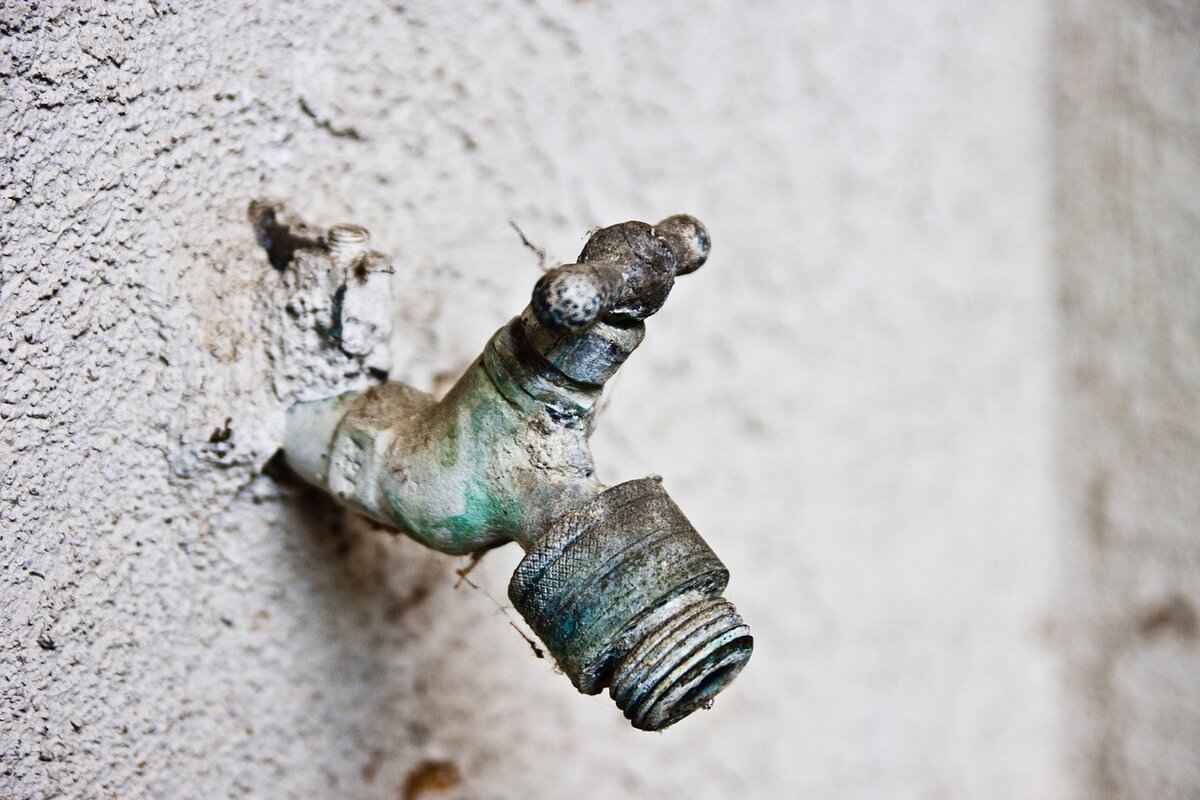 Why Clean Invisalign Retainers Regularly?