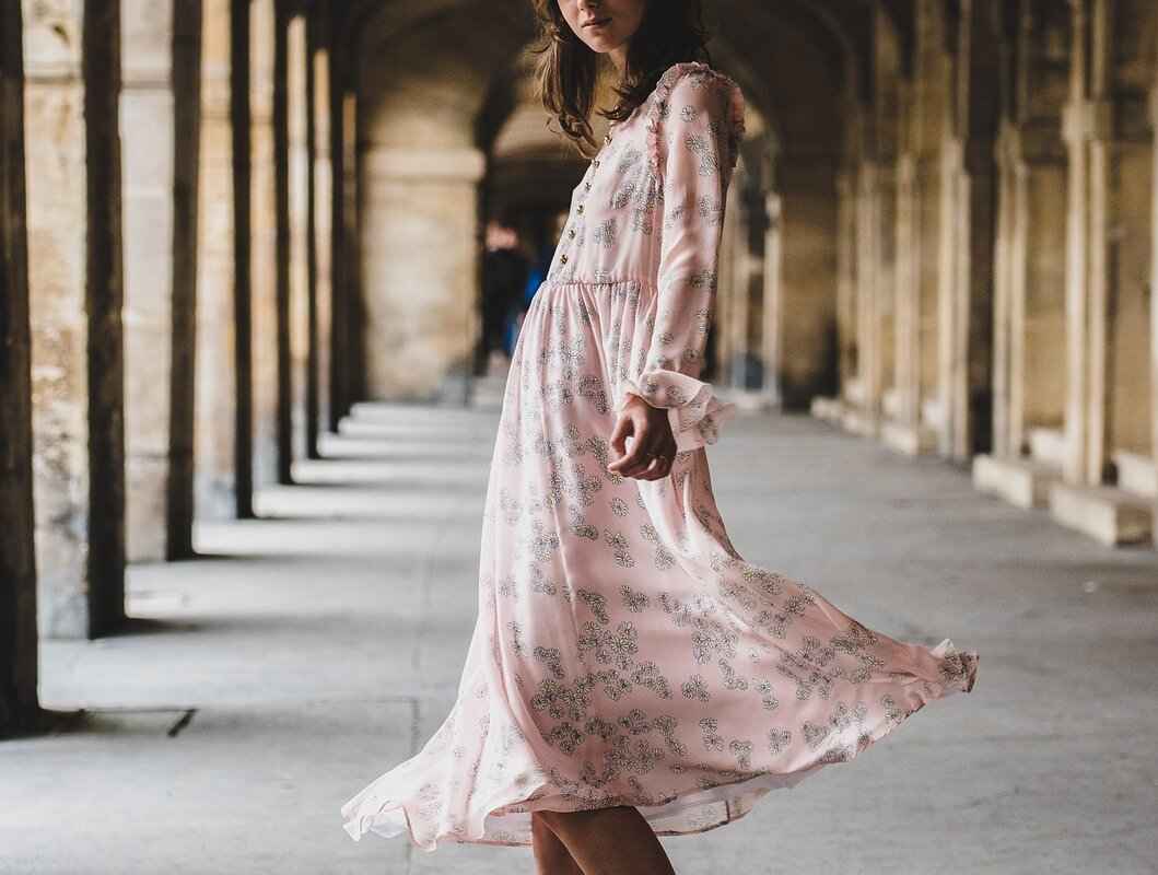 How to Dress Like a Fashion Icon: Slip Dress Edition 5 How to Layer a Slip Dress for Different Seasons?