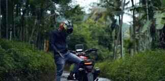 How to Mount an Action Camera on a Motorcycle Helmet How to Mount an Action Camera on a Motorcycle Helmet