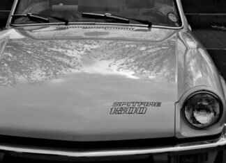 How to Replace Windshield Wipers the Right Way How to Replace Windshield Wipers the Right Way