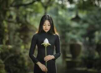 How to Wear a Slip Dress for a Summer Wedding & Look Stunning How to Wear a Slip Dress for a Summer Wedding & Look Stunning