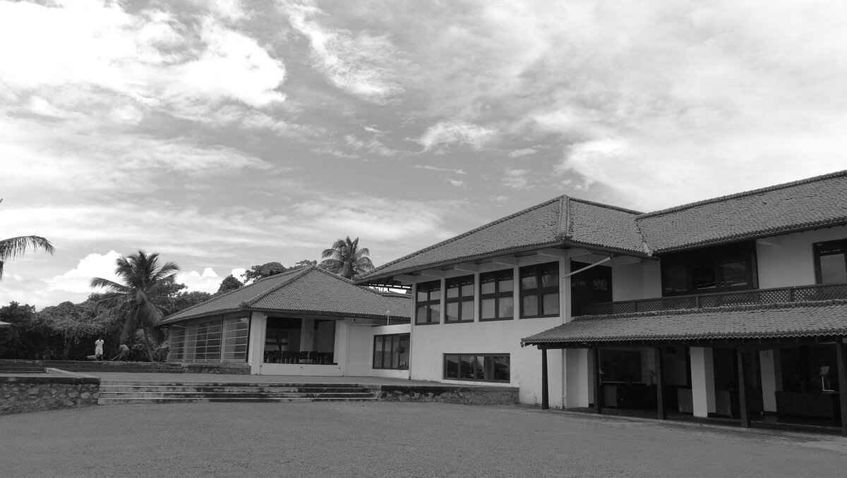 What Colors Are Appropriate for Wedding Attire?