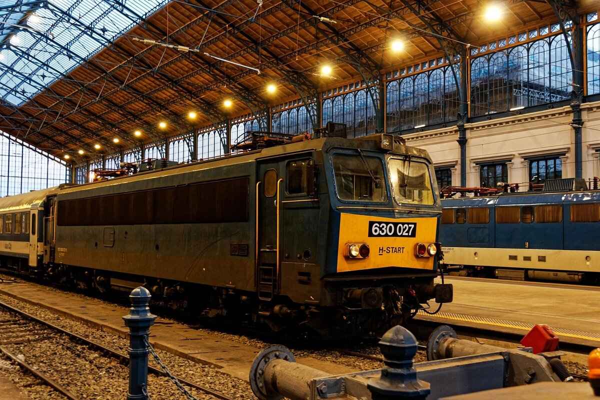 Howrah Railway Station: The Lifeline of Howrah and West Bengal 2 Architectural Marvel: Design and Structure