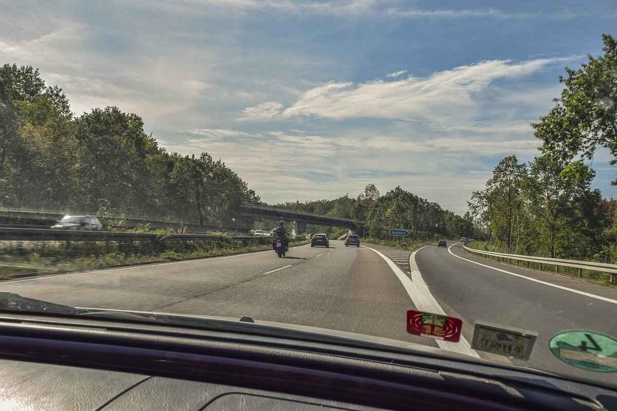 How to Remove Old Windshield Wipers Safely?