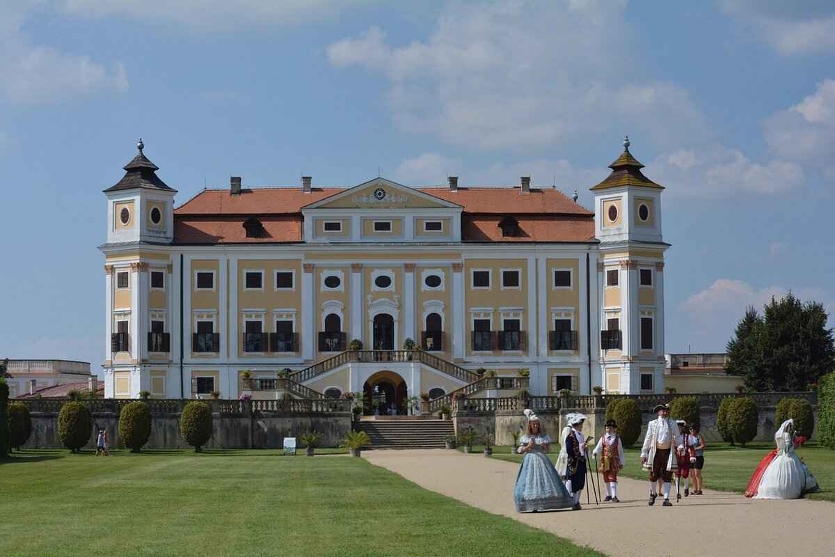 Optimal Movesets for Milotic