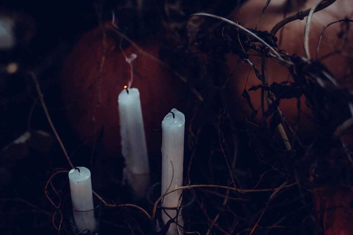 Snowed In Candle: Cozy Scents and the Best Winter Candles Reviewed 1 What is a Snowed In Candle?