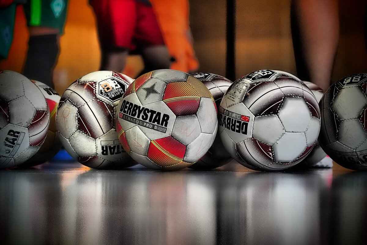 Striker Bibs: How to Use Them to Improve Your Attacking Skills 1 What Are Striker Bibs?