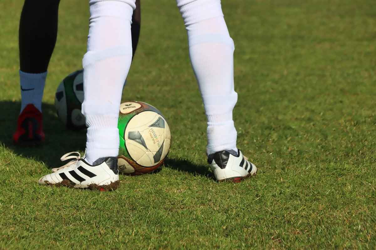 Striker Bibs: How to Use Them to Improve Your Attacking Skills 5 Common Mistakes to Avoid with Striker Bibs