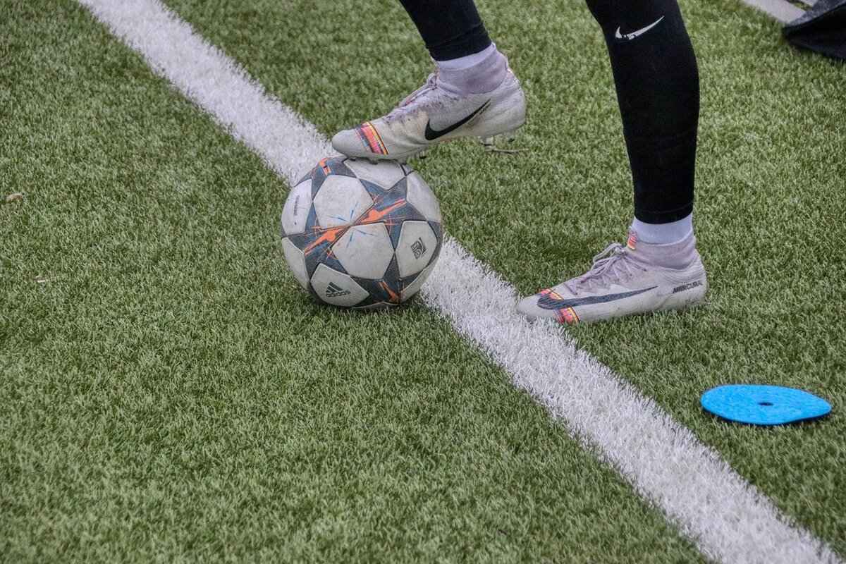 Striker Bibs: How to Use Them to Improve Your Attacking Skills 2 Benefits of Using Striker Bibs