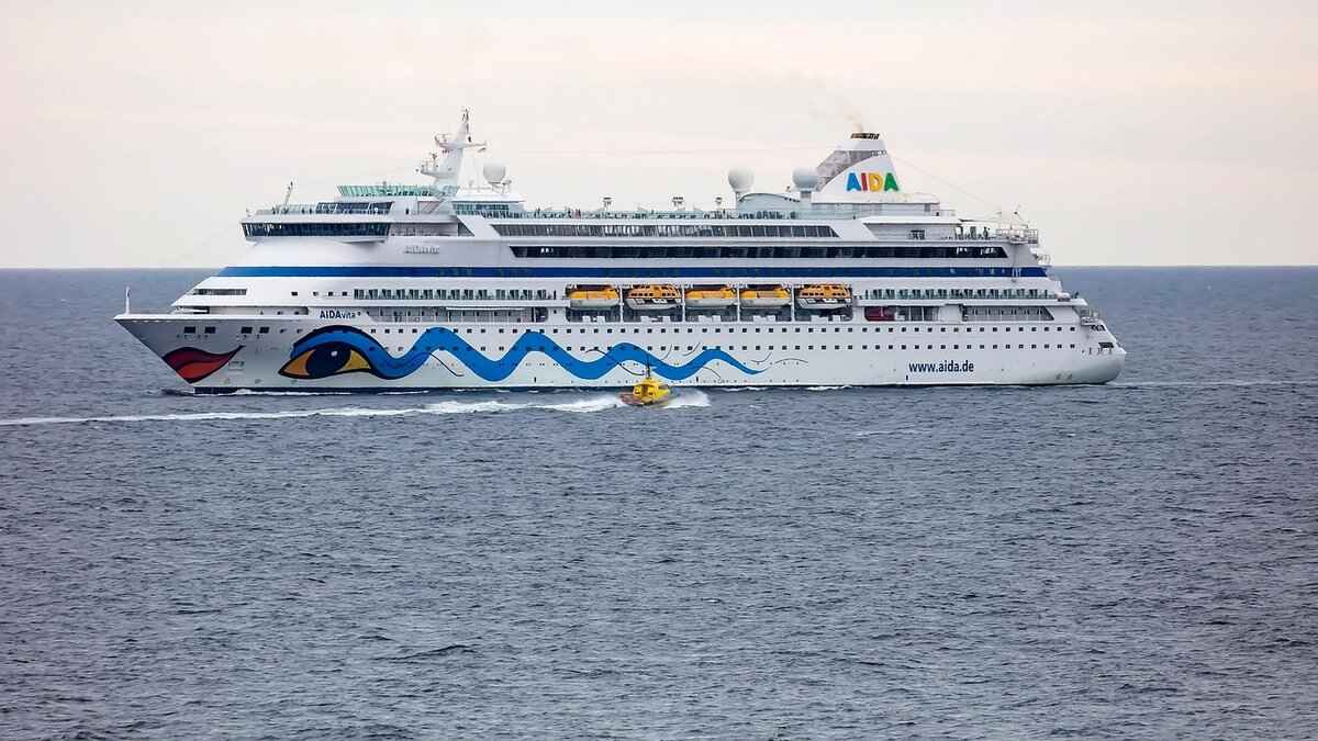 The Best Celebrity-Inspired Loungewear & Night Dresses for Home 8 Budget-Friendly Celebrity Loungewear Options