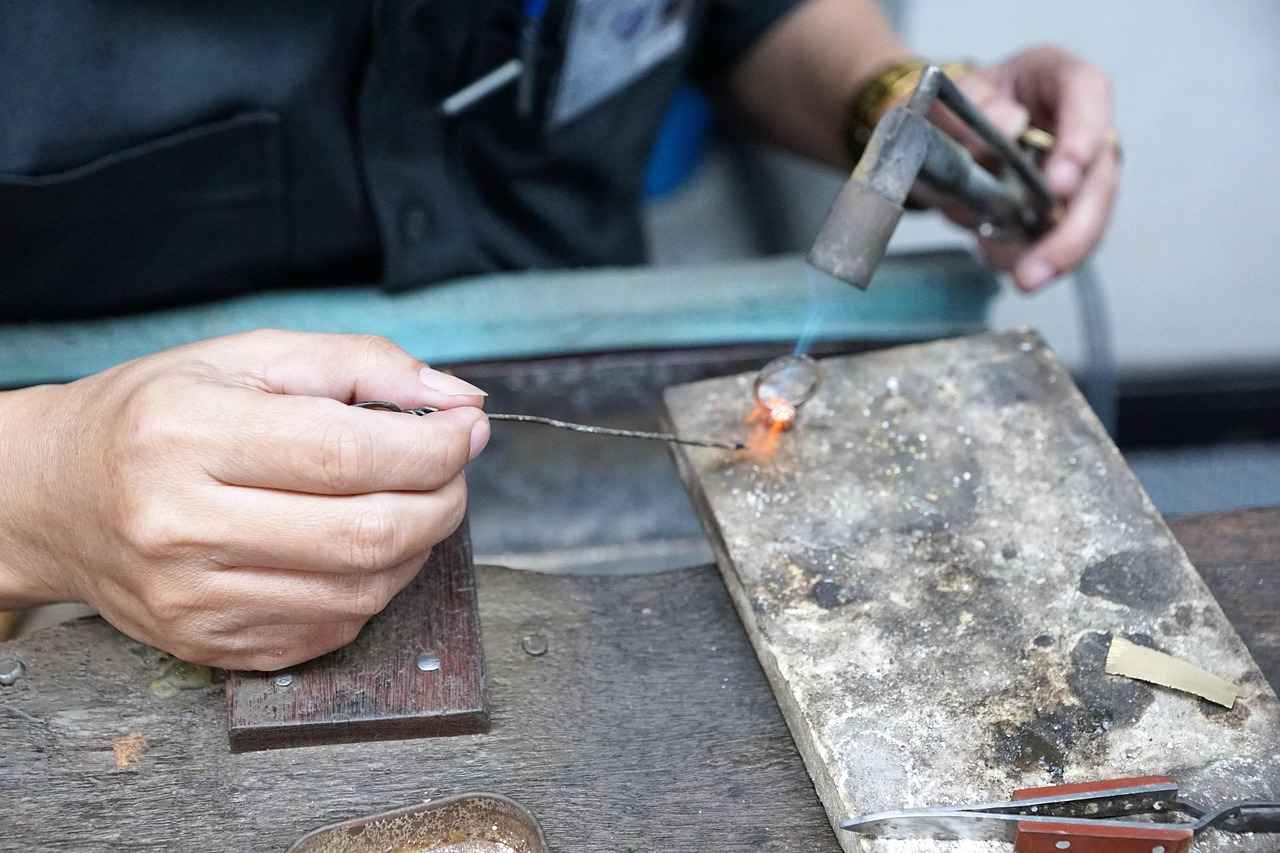 10 Affordable Alternatives to Expensive Diamond Engagement Rings 4 What About Colored Gemstones for Engagement Rings?