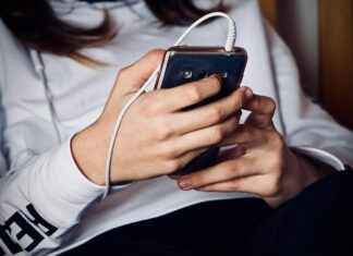 A Simple Solution: Phone Holders for Your Bedside A Simple Solution: Phone Holders for Your Bedside