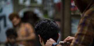 Barber Cape: The Essential Tool Every Barber Needs for Quality Cuts Barber Cape: The Essential Tool Every Barber Needs for Quality Cuts