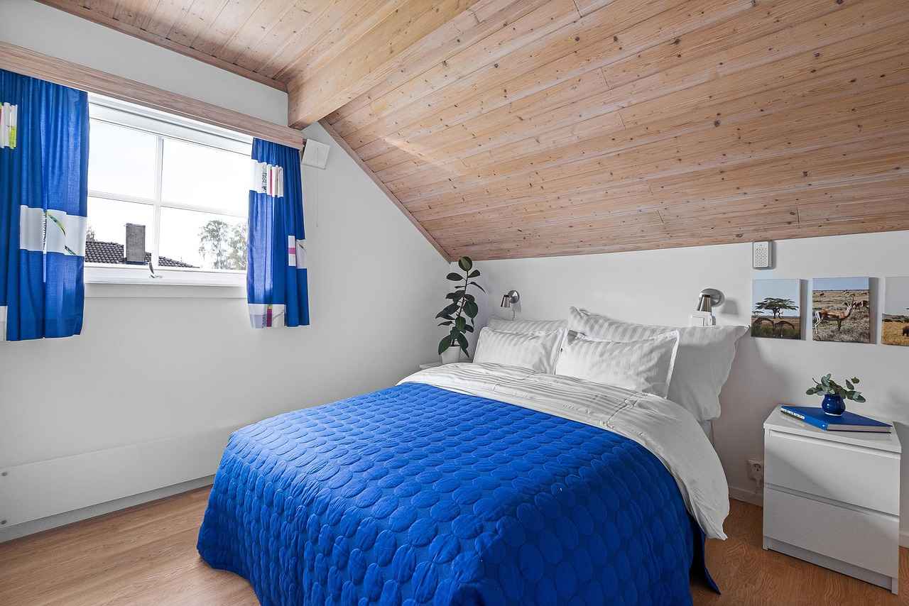 Bed Wall Design Ideas That Will Totally Change Your Bedroom Look 11 11. Seasonal Decor Changes