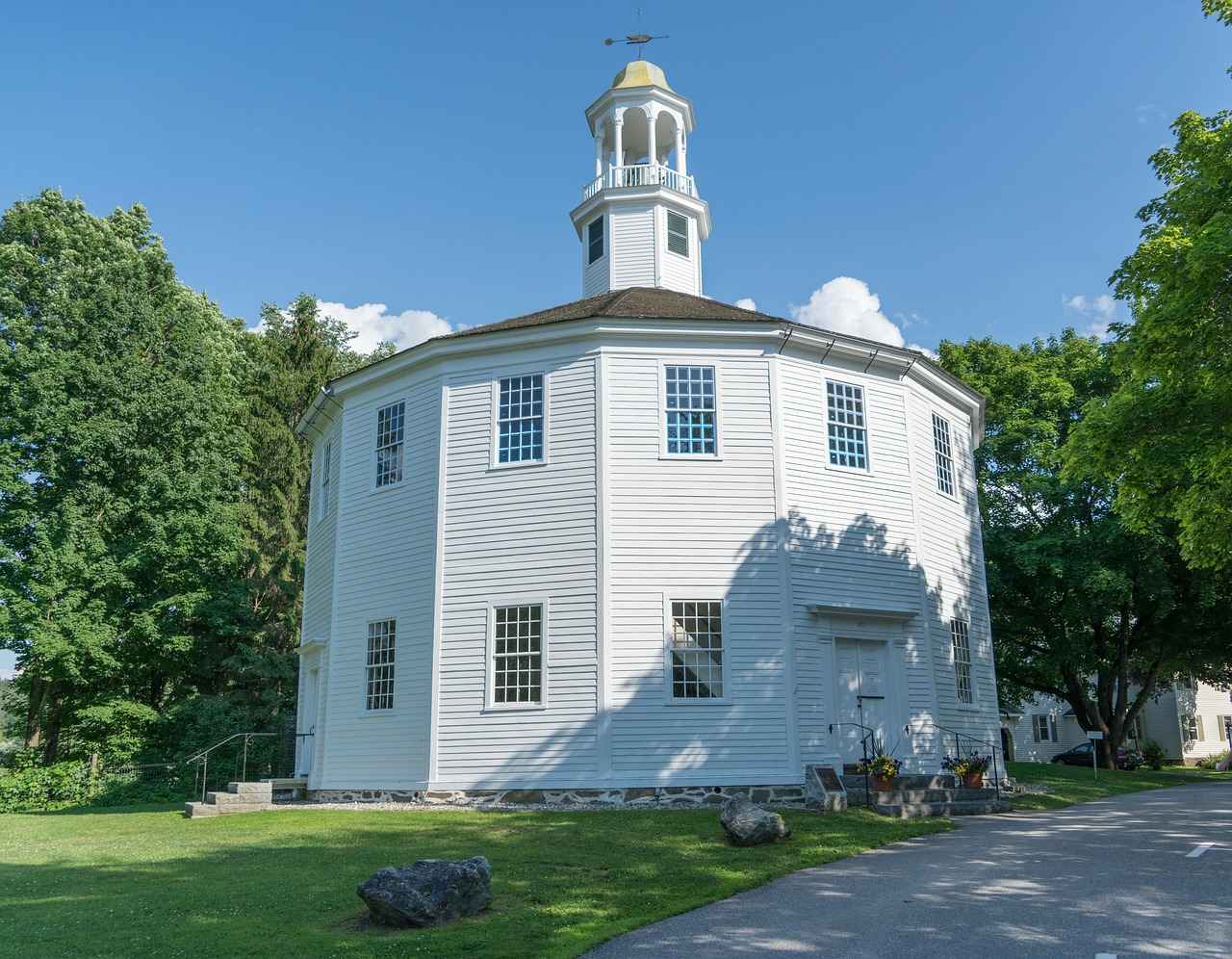 What Are the Latest Trends for Round Faces?