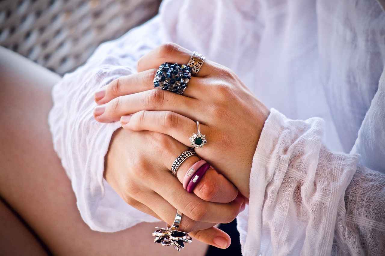 Best Jewelry for Every Neckline: What to Wear & Why 2 How to Choose Jewelry for a V-Neckline?