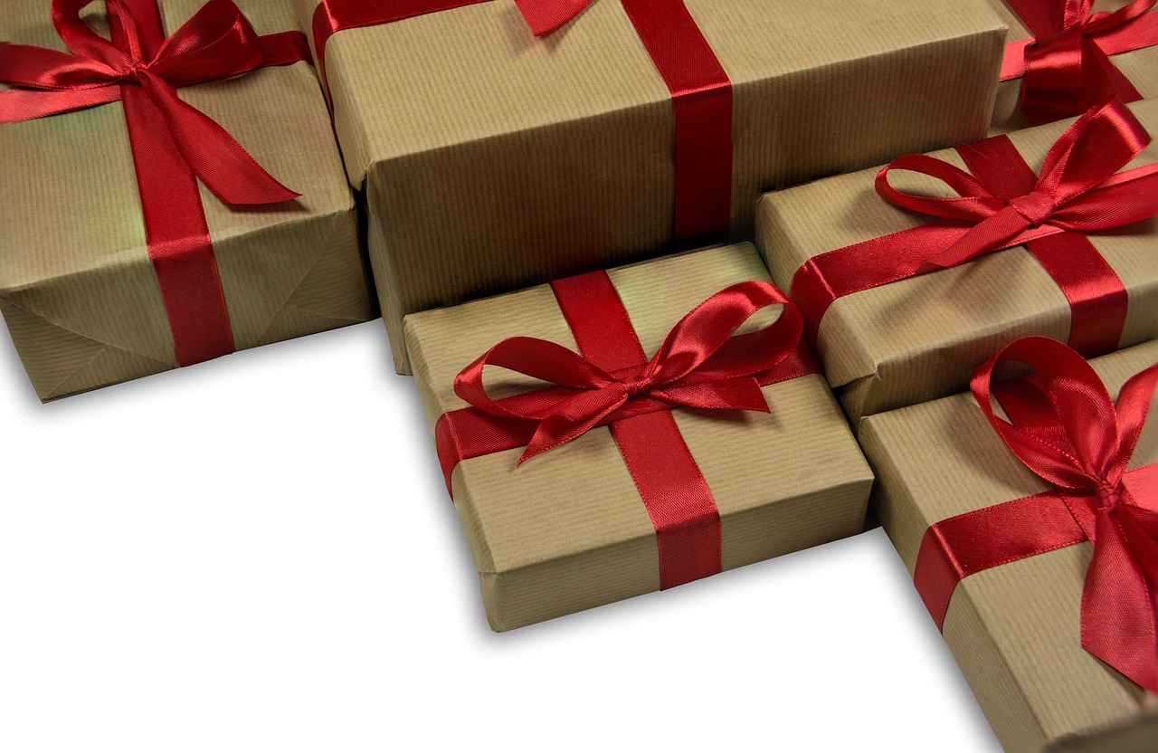 Best Jewelry Gifts for Birthdays, Anniversaries & Special Occasions 10 How to Present Jewelry Gifts Creatively?
