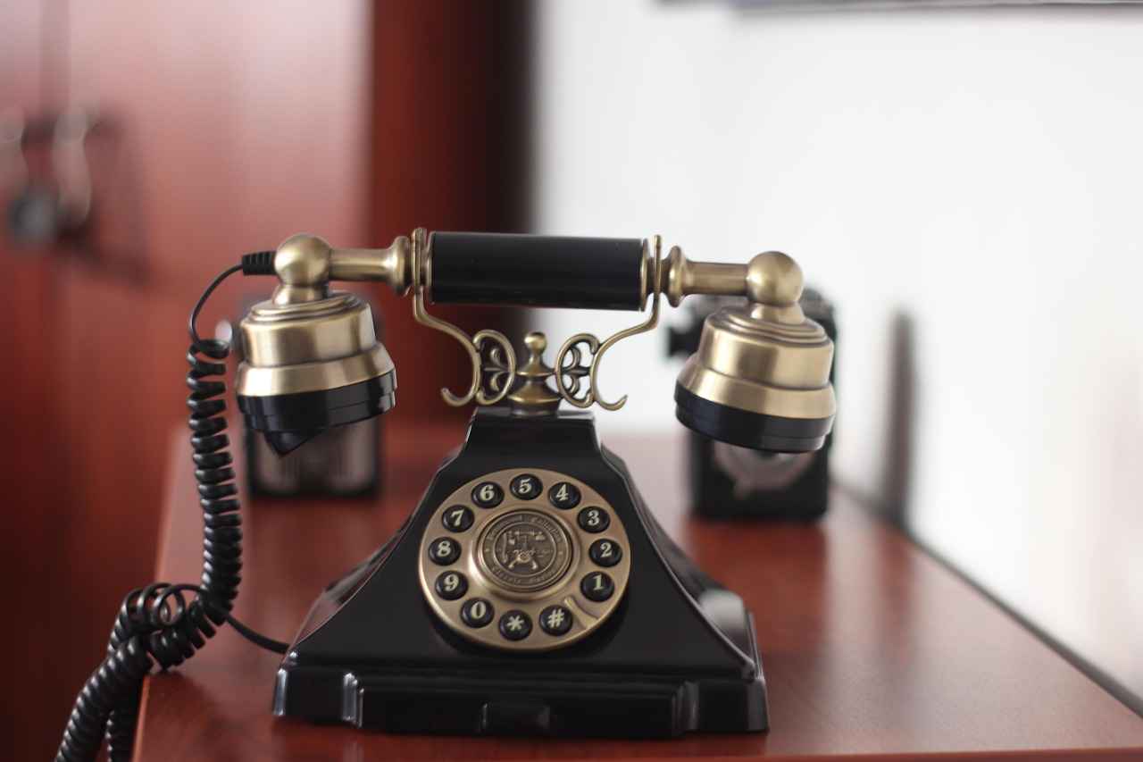 Best Phone Holders for Desk Use: Stay Organized While You Work 2 Types of Phone Holders for Desks