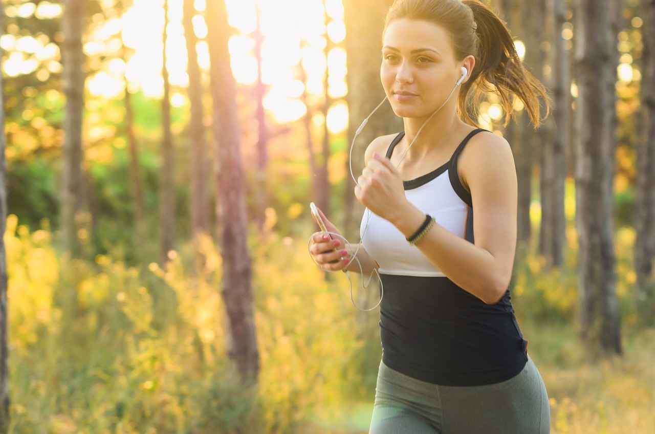 Best Running Phone Holders for Active Lifestyles 2 Types of Running Phone Holders