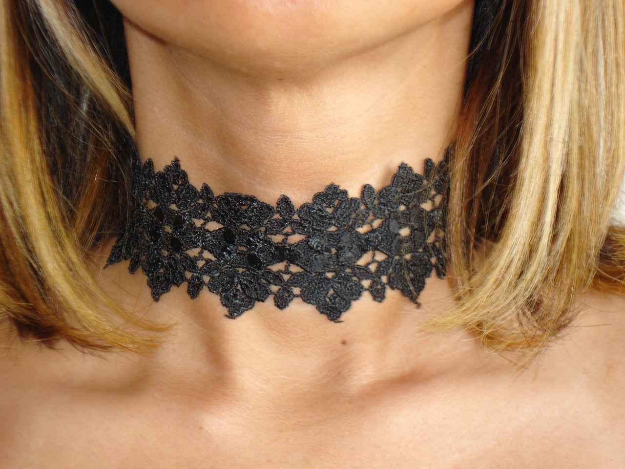 Choker Kolyeler: Geri Dönüş Yapan Moda Trendi 3 Choker Kolyelerin Kombinlenmesi