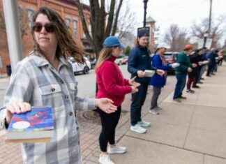 Community Comes Together to Move 9,100 Books: Inspiring Video community-comes-together-to-move-9100-books-nspiring-video