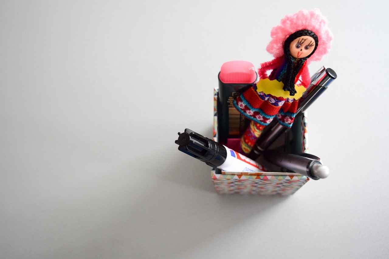 What is a Crossbody Cell Phone Holder?