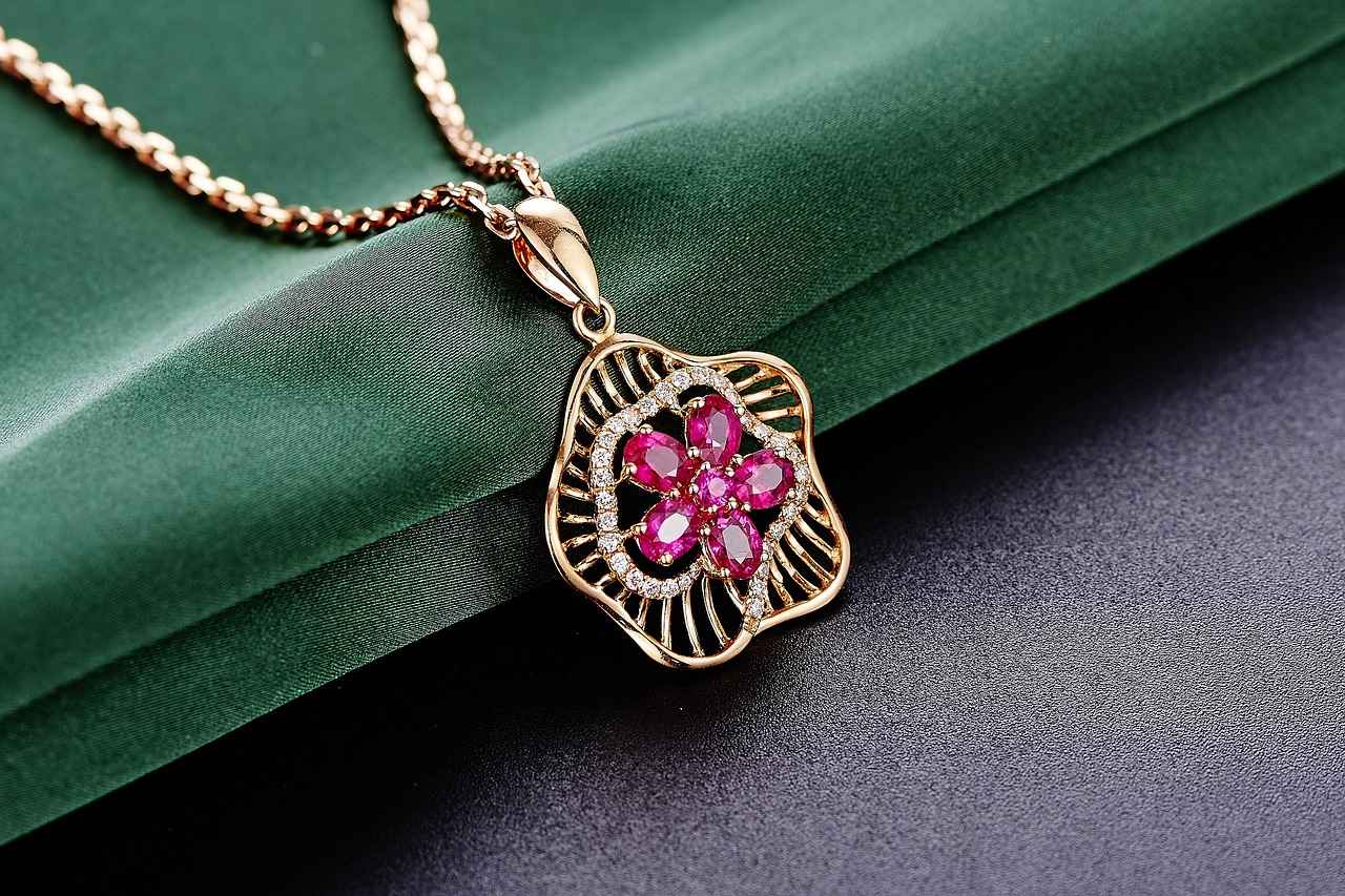 Custom Nameplate Necklaces: Timeless or Trendy? 6 Are Custom Nameplate Necklaces Suitable for Gifting?