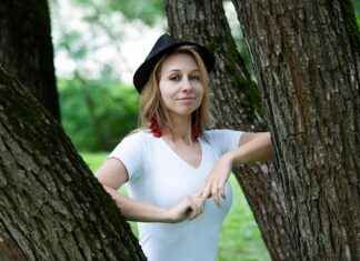 Custom Printed T-Shirts with Your Own Logo: A Simple Guide Custom Printed T-Shirts with Your Own Logo: A Simple Guide