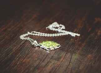 Dainty Pearl Necklace: Minimalist Elegance at Its Finest Dainty Pearl Necklace: Minimalist Elegance at Its Finest