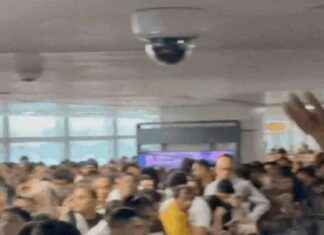 Delhi Airport Chaos: 50 Flights Delayed, Passengers Allege Hostage Situation delhi-airport-chaos-50-flights-delayed-passengers-allege-hostage-situation