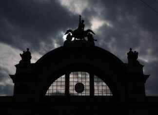 Denise Richards Nude Photo History: Leaks or Publicity? Denise Richards Nude Photo History: Leaks or Publicity?