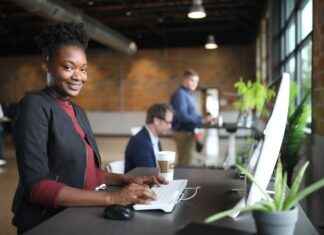 Desk Phone Holders: The Best Models for Work or Home Offices Desk Phone Holders: The Best Models for Work or Home Offices