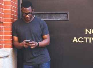 Exploring Car Mount Phone Holders: Advantages and Disadvantages Exploring Car Mount Phone Holders: Advantages and Disadvantages