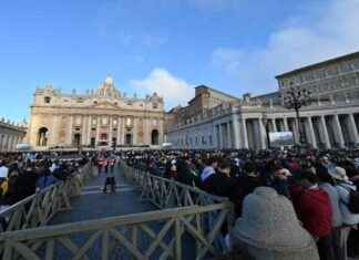 Farewell to Beloved Pope Draws Thousands in Vatican City farewell-to-beloved-pope-draws-thousands-in-vatican-city