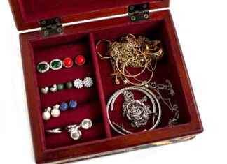 Gold Pearl Necklace: A Blend of Luxury and Classic Style Gold Pearl Necklace: A Blend of Luxury and Classic Style