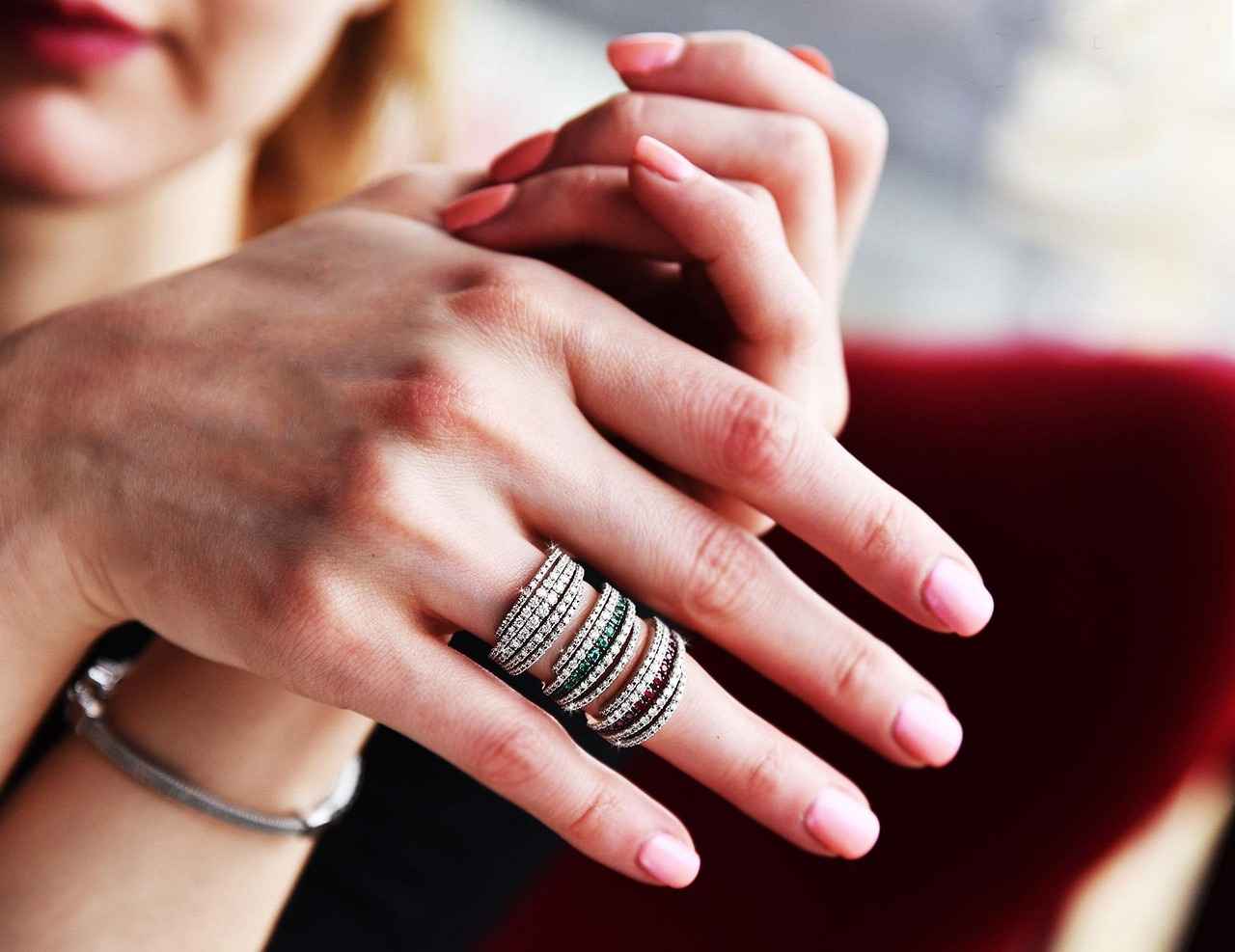 Gold vs. Silver Jewelry: Which One is Right for You? 6 What Are the Latest Trends in Gold and Silver Jewelry?