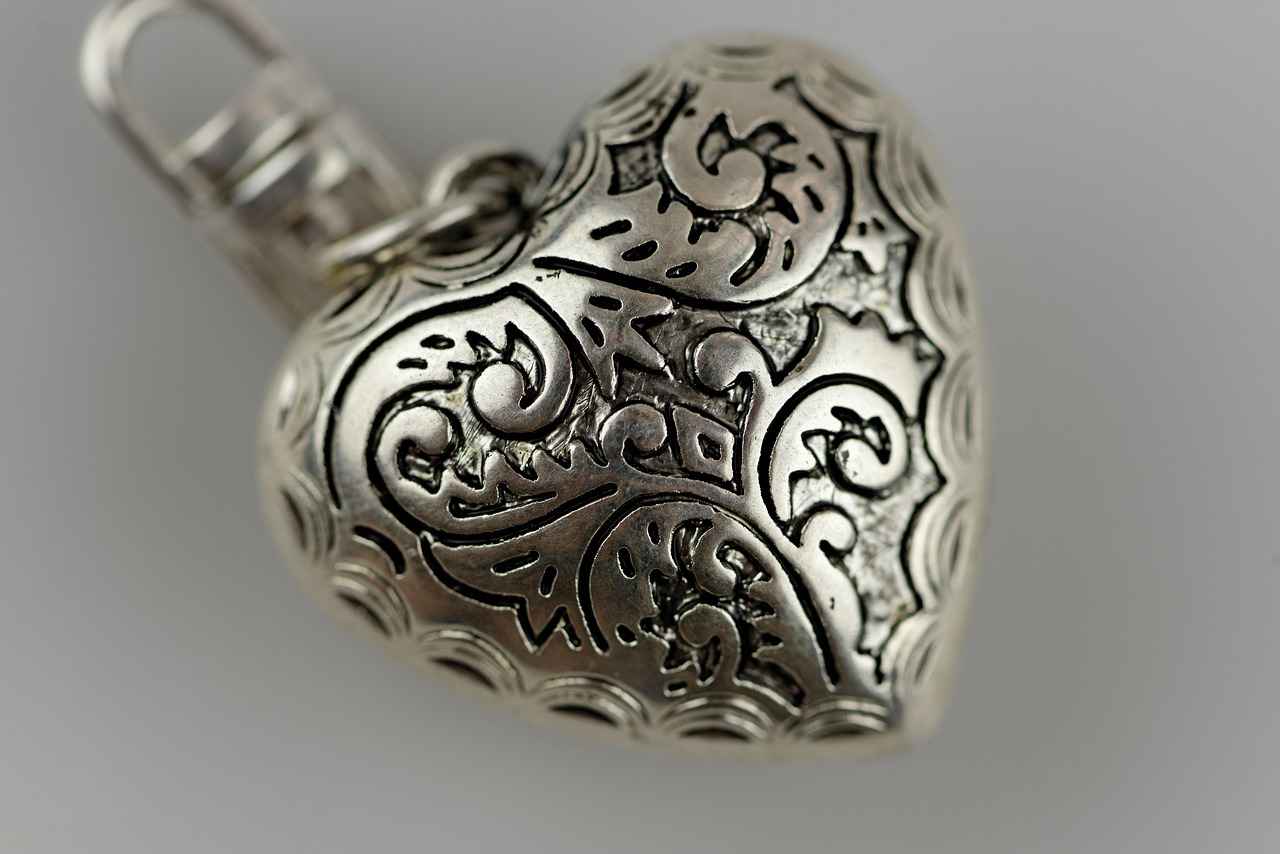 Handmade vs. Machine-Made Jewelry: Which One is Better? 9 How to Care for Machine-Made Jewelry?