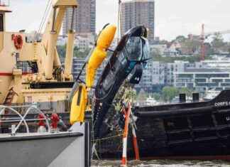 Helicopter Rotor Recovered from Hudson River Crash Site helicopter-rotor-recovered-from-hudson-river-crash-site