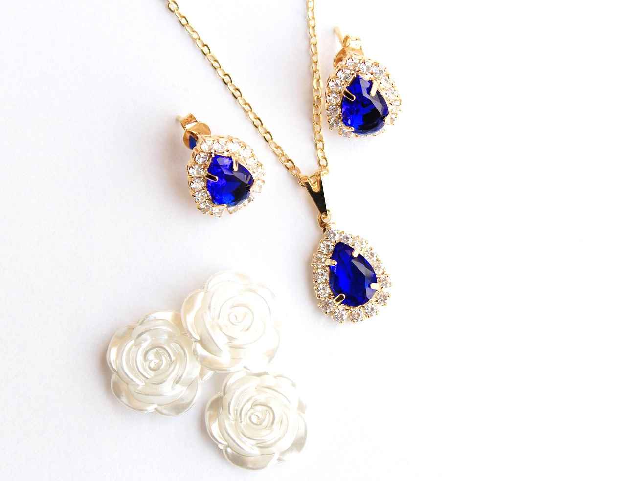 How Do Trends Affect Jewelry Value?