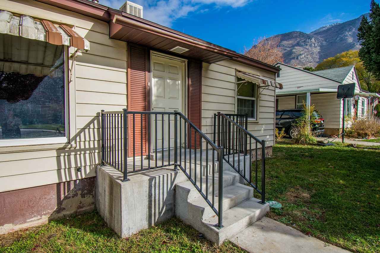 How to Choose Between Home Equity Loans and HELOCs 3 Key Differences Between Home Equity Loans and HELOCs